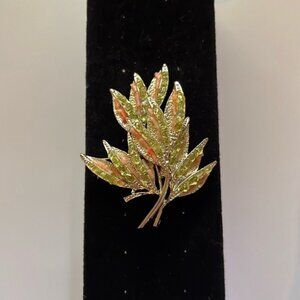 🍃✨ Vintage Gold-Tone Leaf Brooch with Green & Orange Enamel Detailing